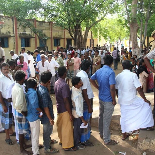தோப்பூரில் வாக்குச்சாவடி அருகே பணப்பட்டுவாடா! - திருப்பரங்குன்றம் தி.மு.கவினர் புகார்