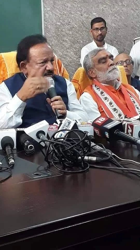 `ஒருவர் தூங்குகிறார்; இன்னொருவர் ஸ்கோர் கேட்கிறார்’ - மூளைக்காய்ச்சலில் அசால்ட் காட்டும் அமைச்சர்கள்
