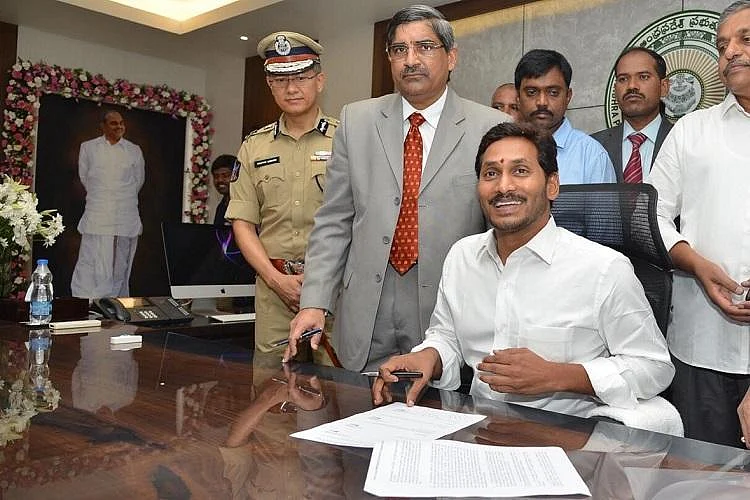 `ரோஜாவுக்கு அமைச்சர் பதவி கிடைக்காததுக்குக் காரணம்?’ - ஜெகனின் சீனியர் பாசம்