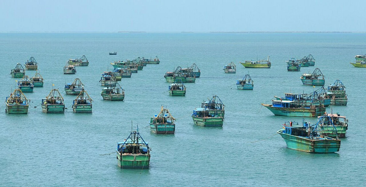 தடைக்காலம் முடியும் முன்பே கடலுக்குள் மீன்பிடிக்கச் சென்ற மீனவர்கள்!