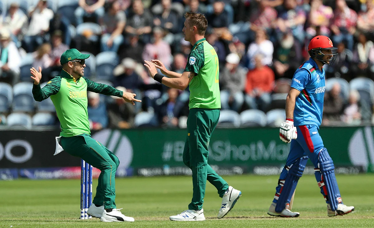Chris Morris celebrates taking the wicket of Afghanistan's Rahmat Shah with Faf du Plessis.