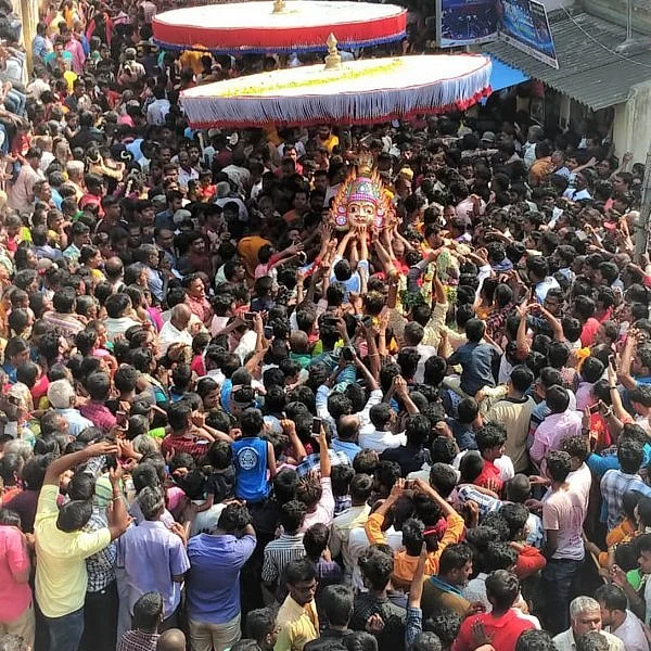 ‘பக்தர்கள் வெள்ளத்தில் பவனிவந்த கெங்கையம்மன் சிரசு!’ - குடியாத்தத்தில் கோலாகலம்