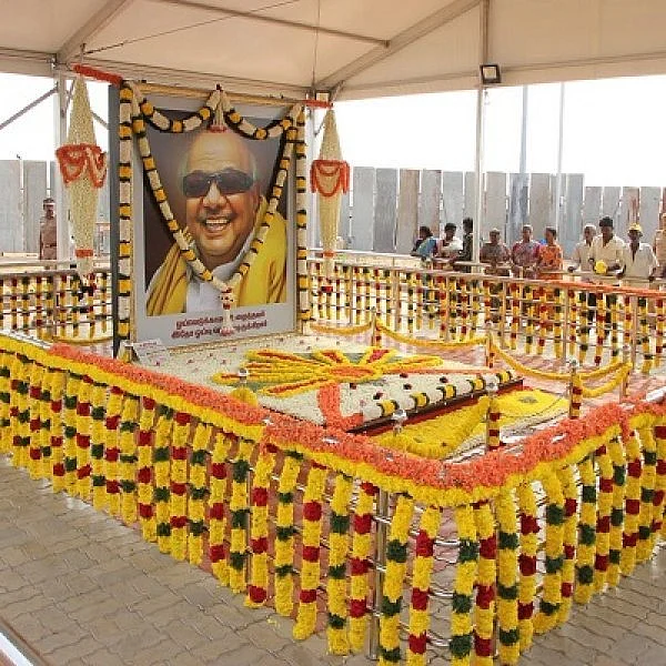 `60 கிலோ பூக்கள்; கருணாநிதியின் பேனா, ஃபீனிக்ஸ் பறவை!' - யார் இந்தப் பூக்கடை வெங்கடேசன்?