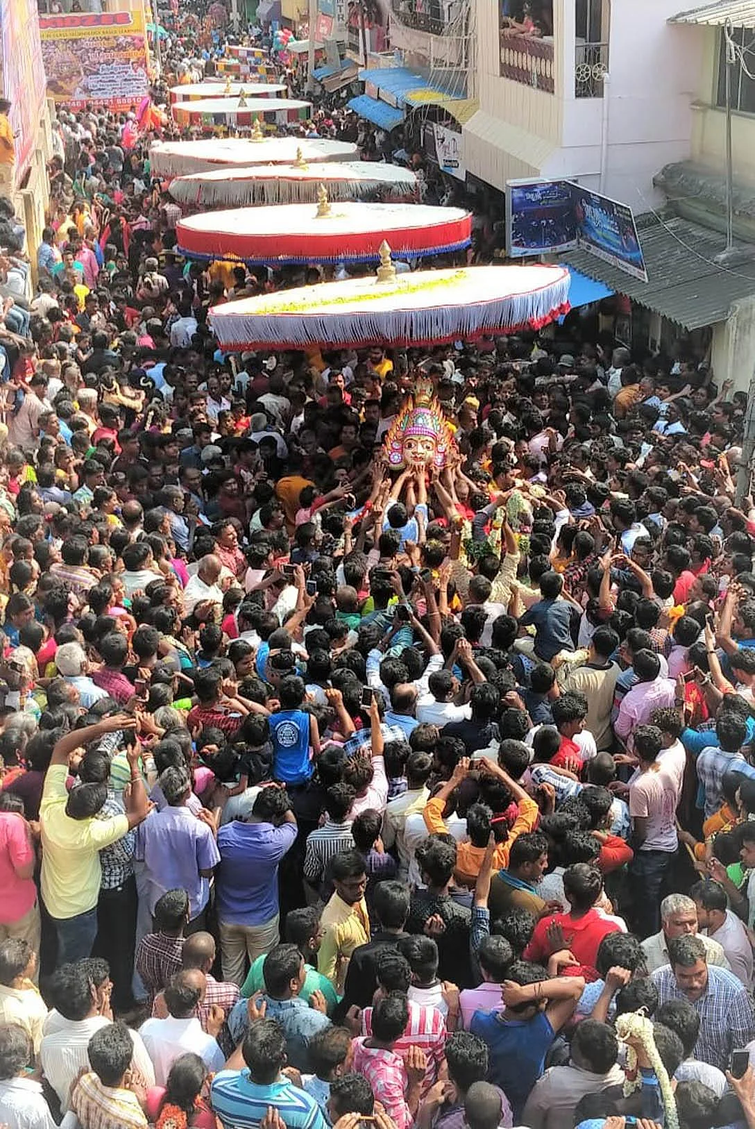 ‘பக்தர்கள் வெள்ளத்தில் பவனிவந்த கெங்கையம்மன் சிரசு!’ - குடியாத்தத்தில் கோலாகலம்