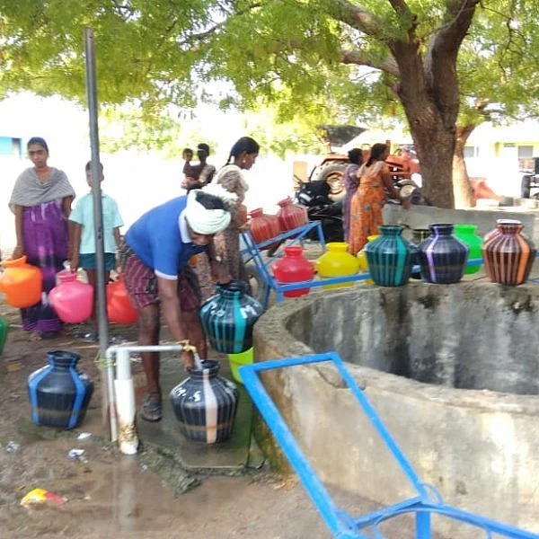 `கதவு எண், குடும்பத் தலைவரின் பெயர்!'- போர்டு வைத்து தண்ணீர் பிடிக்கும் கிராமம்