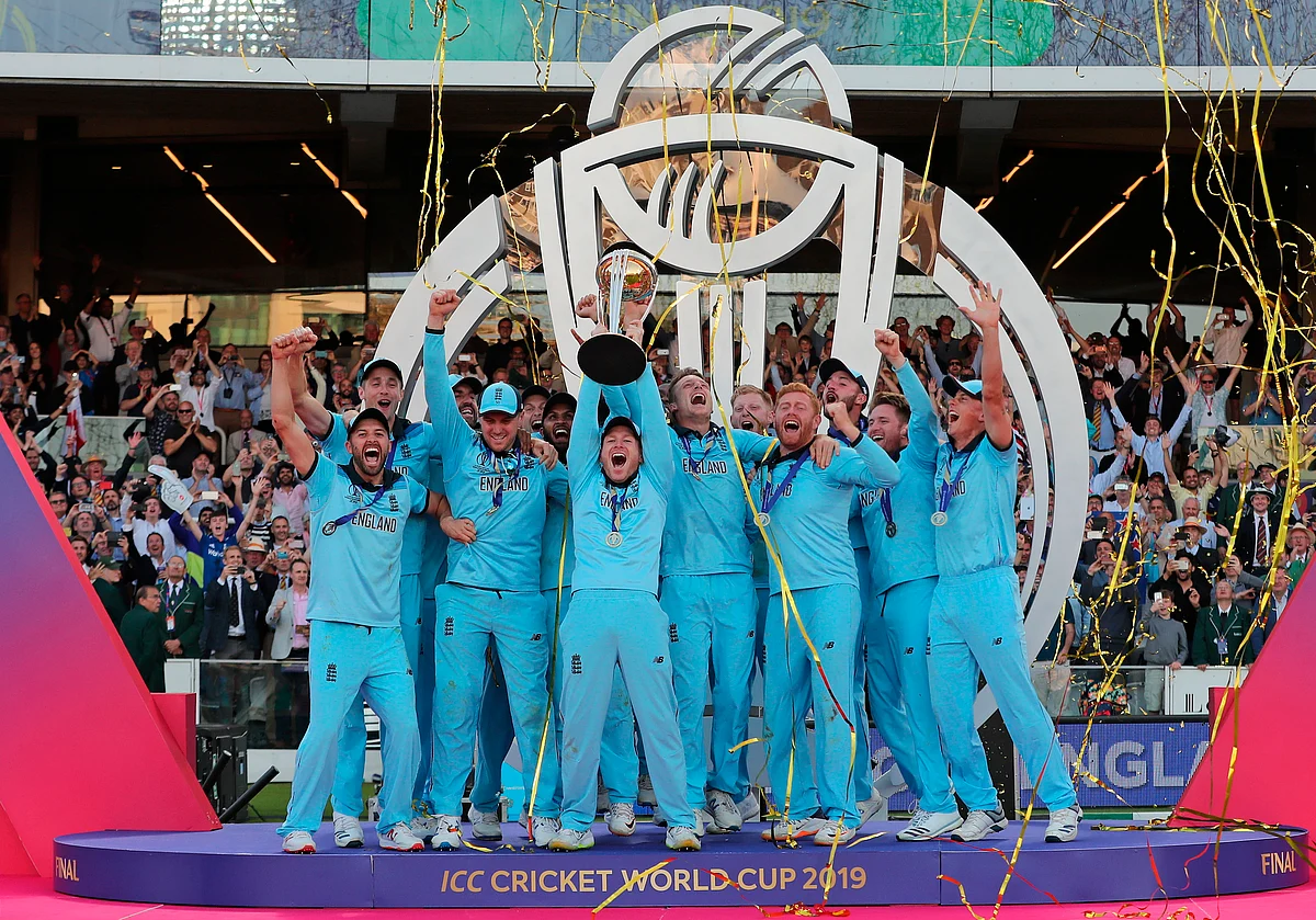 கோப்பையுடன் இங்கிலாந்து அணி வீரர்கள்