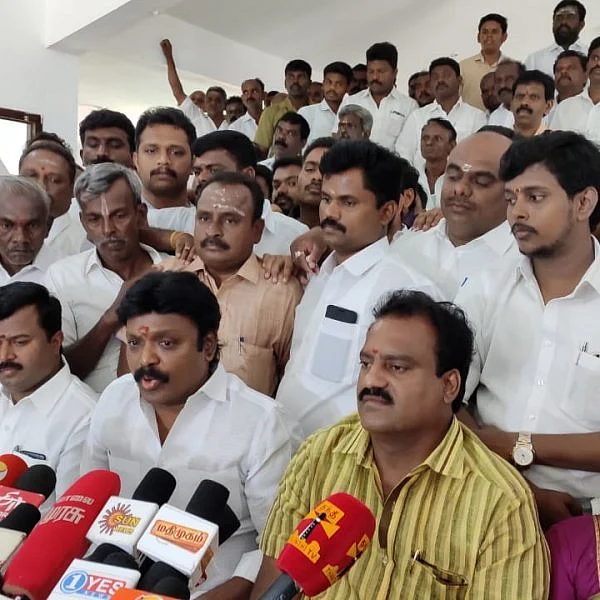 `டி.டி.வி சொல்வது தவறு; ரூ.70 கோடியல்ல 52 காேடி!' - அ.தி.மு.க-வில் ஐக்கியமாகும் இசக்கி சுப்பையா