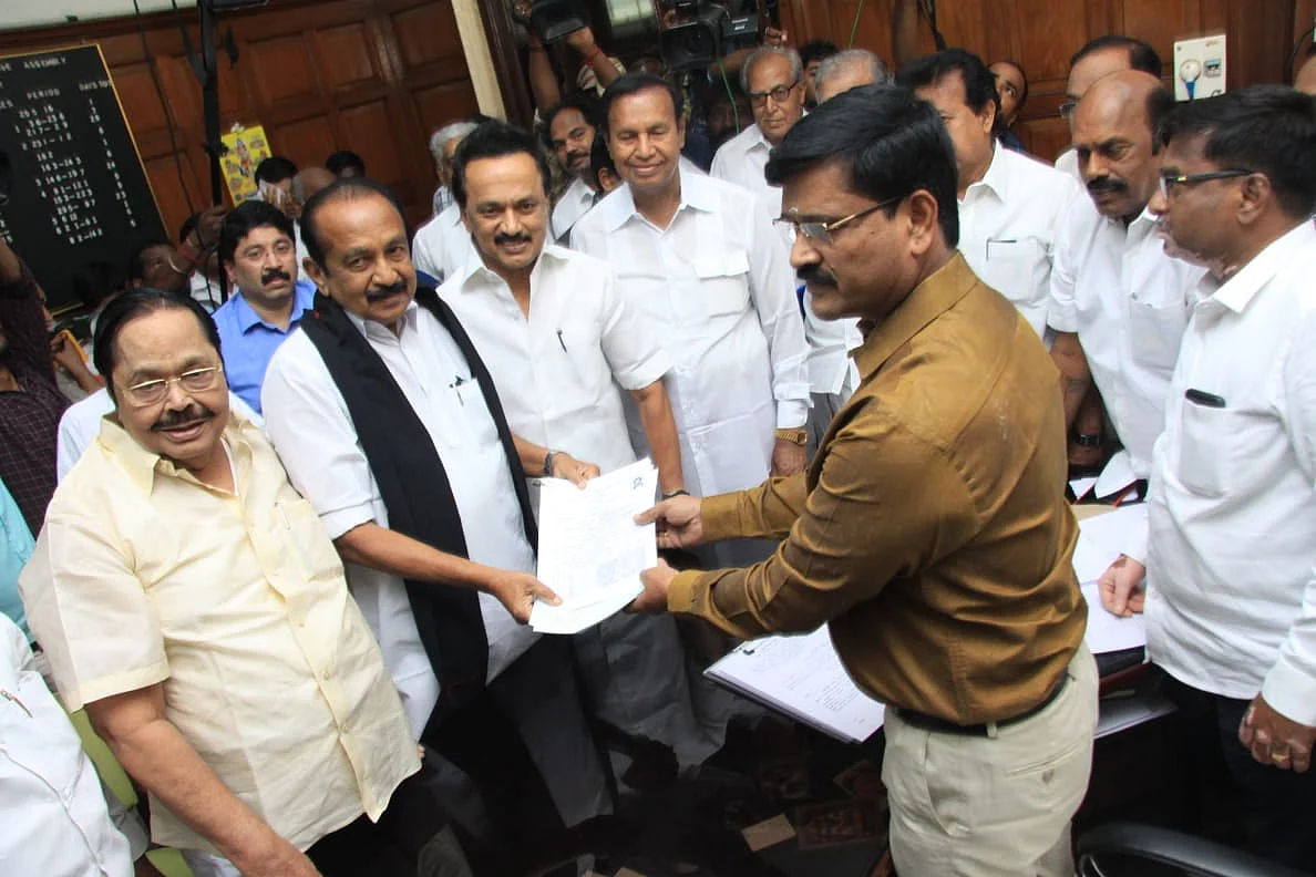 வேட்புமனுத் தாக்கல் செய்த வைகோ