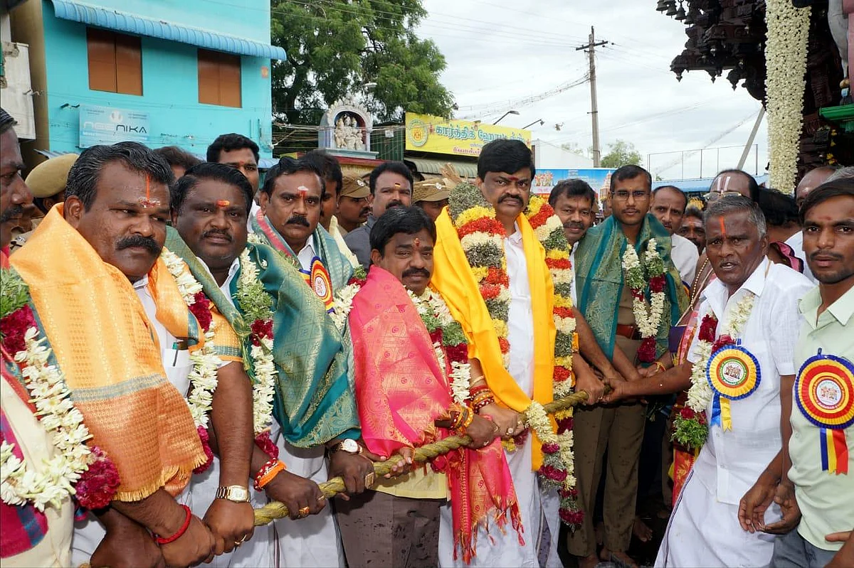 `செய்தியாளர்கள் யாரையும் காணோம்!' - ஆளுங்கட்சி சேனல் கேமராவை உடைத்த அமைச்சர்?
