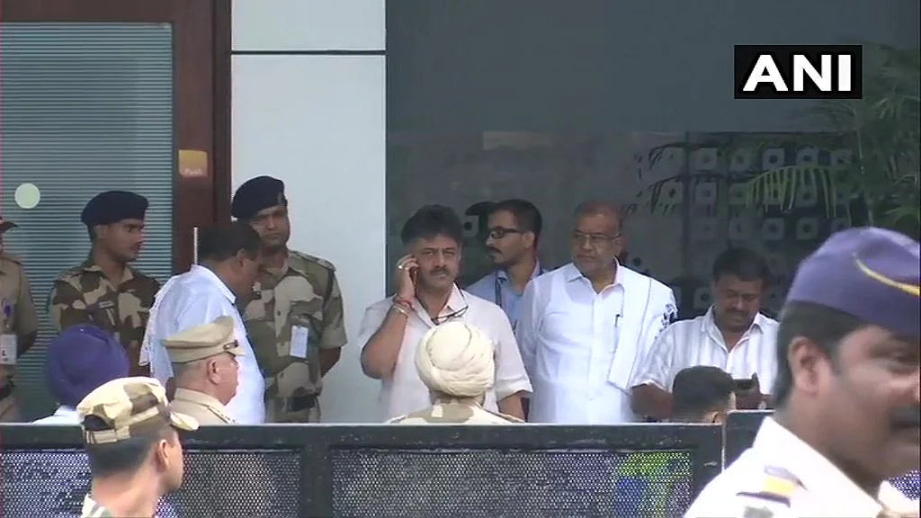 ஹோட்டல் முன்பு குவிக்கப்பட்டுள்ள போலீஸ்!