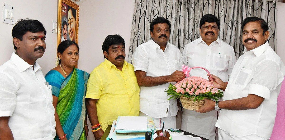 `சசிகலாவுக்கும் தினகரனுக்கும் என்ன பிரச்னை?!' - எடப்பாடியிடம் பட்டியல் கொடுத்த `கார்டன்' தோழி