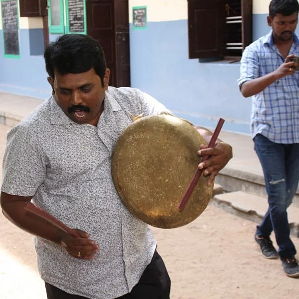 உடல் அசைவுகளின் மூலம் கல்வி... கவனம் ஈர்க்கும் மதுரை அரசுப் பள்ளி ஆசிரியர்!