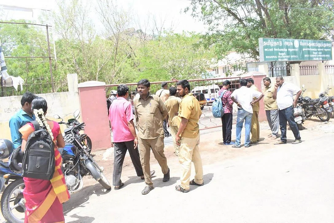 ``கட்டுக்கட்டாகச் சிக்கிய பணம்; வேலூர் ஆர்.டி.ஓ மீது வழக்கு பதிவு!” - புரோக்கர்களுக்குக் கடிவாளம்