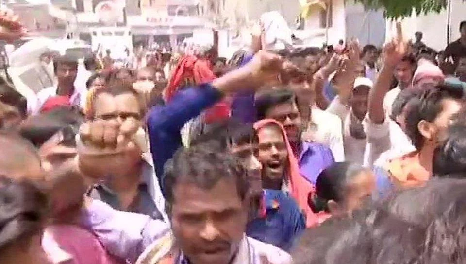 `கோ பேக் நிதிஷ்குமார்!’ - 3 வாரங்கள் கழித்து மருத்துவமனைக்கு வந்த பீகார் முதல்வருக்கு எதிர்ப்பு
