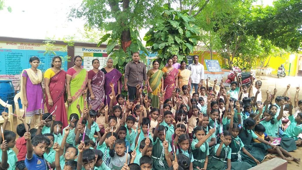 ``மரம் வளர்ப்பை ஊக்குவிக்க விதை பென்சில்!” - கரூரில் அரசுப் பள்ளியில் அசத்தல் முயற்சி