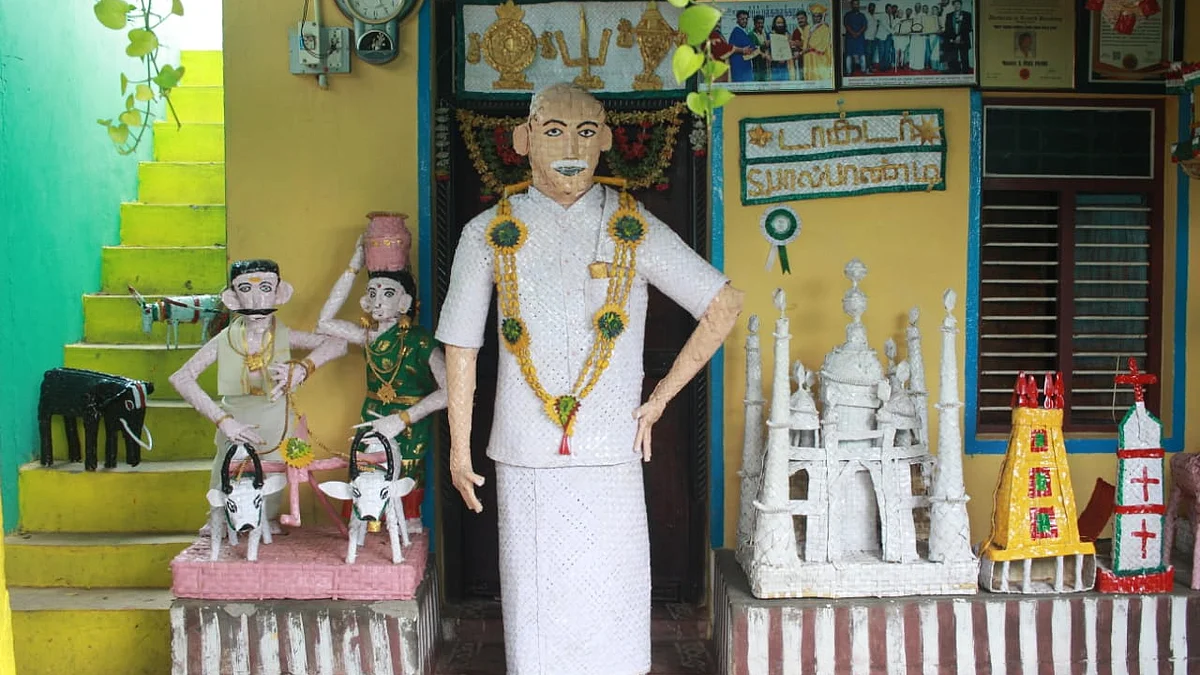 பனை ஓலையால் செய்யப்பட்ட காமராஜர் சிலை