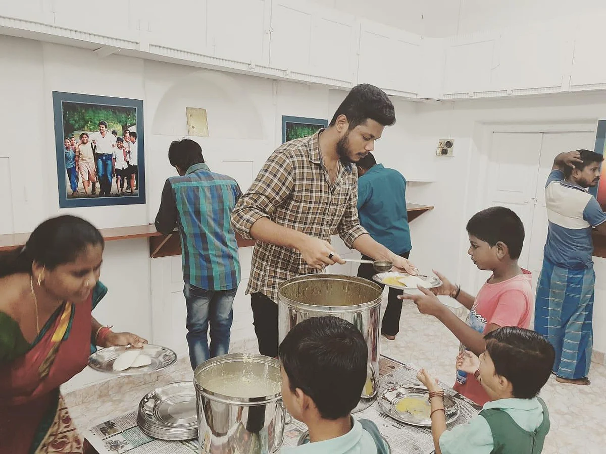 முதியவர்கள், பள்ளி மாணவர்களுக்கு இலவச காலை உணவு! - புதுக்கோட்டையில் அசத்தும் விஜய் மக்கள் இயக்கம்