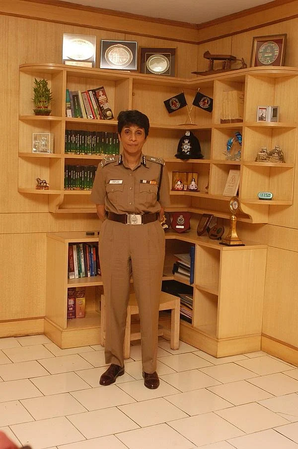 ``காவல்துறையில் உயர் பொறுப்பிலுள்ள ஆண்கள் எல்லோம் ஃபிட்டாக இருக்காங்களா?'' - கேள்வி எழுப்பும் லத்திகா சரண் #LifeStartsAt40 #நலம்நாற்பது