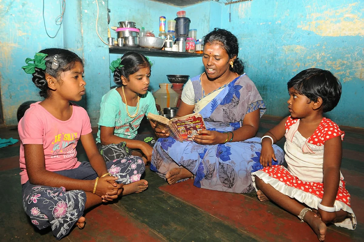 மகள்களுக்கு திருக்குறள் கற்றுத்தரும் ஜெயமணி