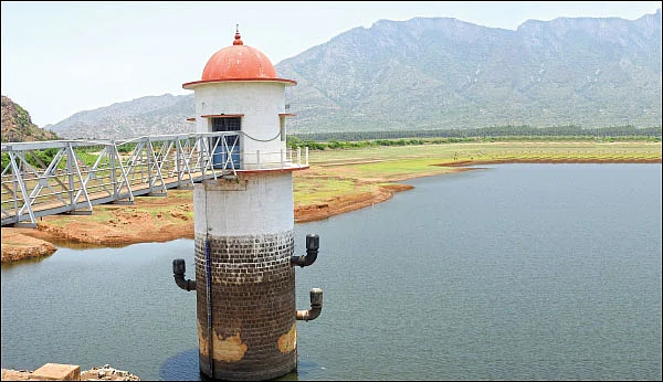 தண்ணீரை உறிஞ்சும் தனியார் நிறுவனம்... வற்றிவரும் ஆத்தூர் நீர்த்தேக்கம்!