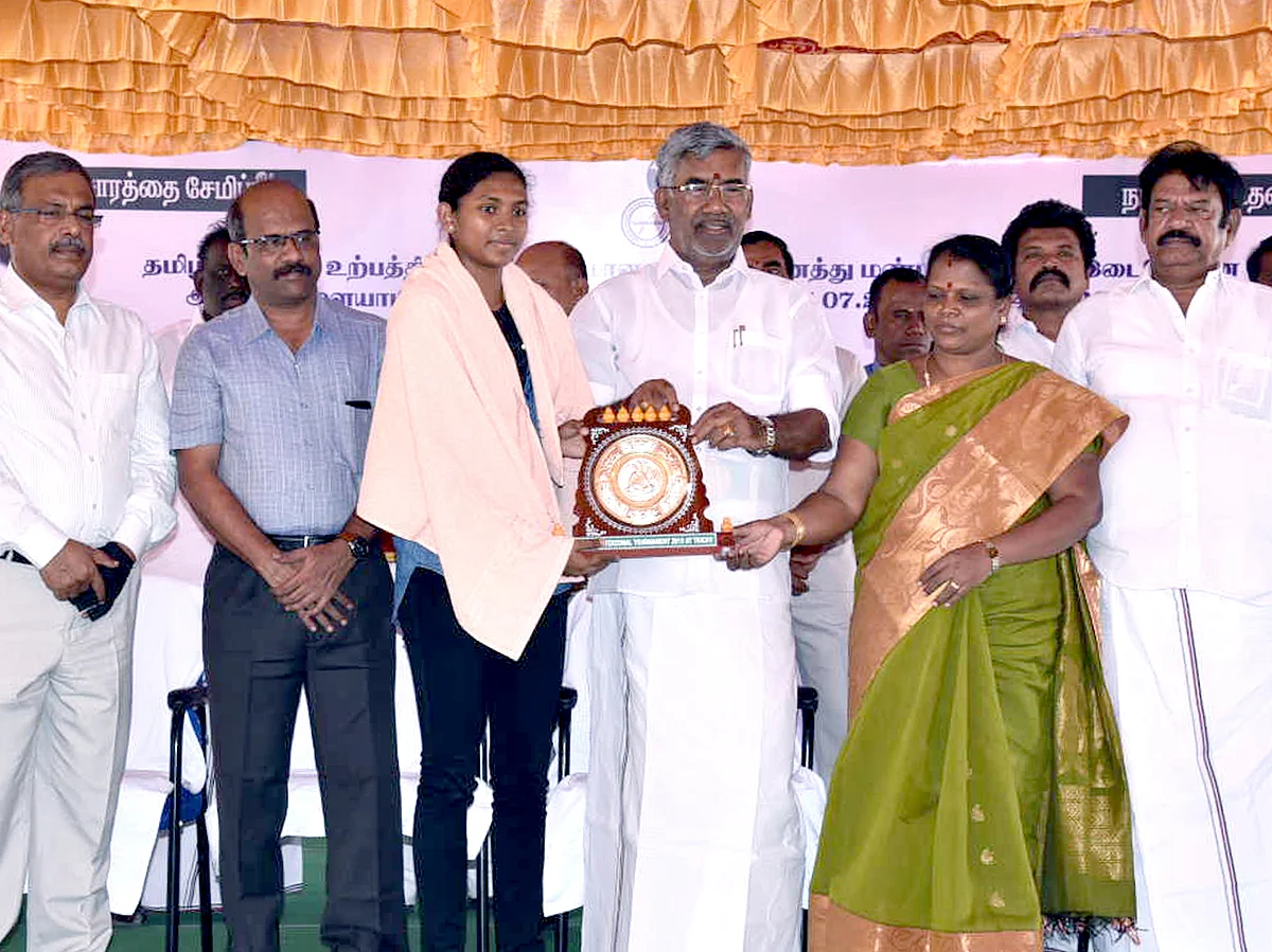 `அவர்களை பாராட்ட கடமைப்பட்டுள்ளோம்' - மின்வாரிய ஊழியர்களை கௌரவப்படுத்திய அமைச்சர்கள்!
