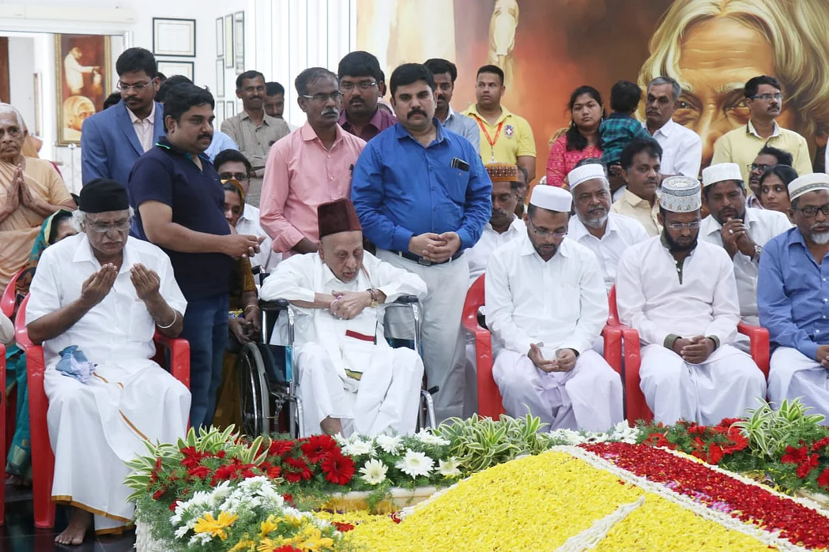 நினைவிடத்தில் அஞ்சலி செலுத்திய கலாமின் குடும்பத்தினர்