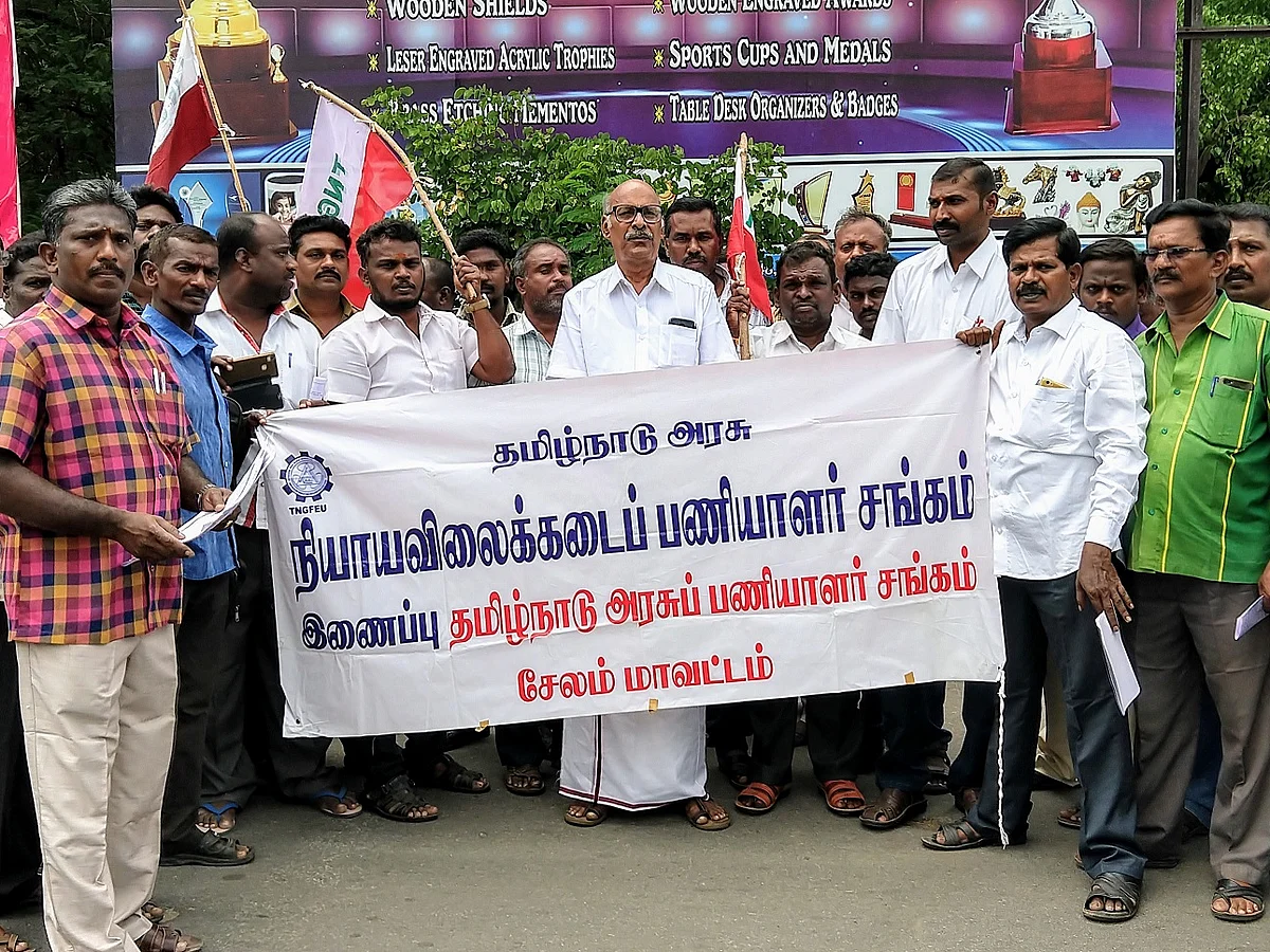 `அரசு கொடுப்பதே குறைவாகத்தான் இருக்கிறது!' - கொதிக்கும் நியாயவிலைக் கடை பணியாளர்கள்