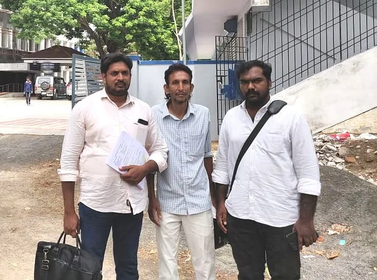 முகமது கவுஸ் (இடதுபுறம் இருப்பவர்)