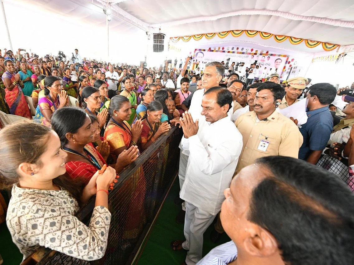 `குடும்பத்துக்கு ரூ.10 லட்சம்; ஒரு வீடு!'- சொந்த ஊர் மக்களை ஆச்சர்யப்படுத்திய சந்திரசேகர ராவ்!