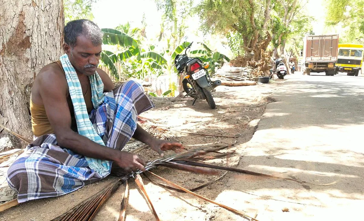 தென்னங்கீற்று முடையும் தொழிலாளி