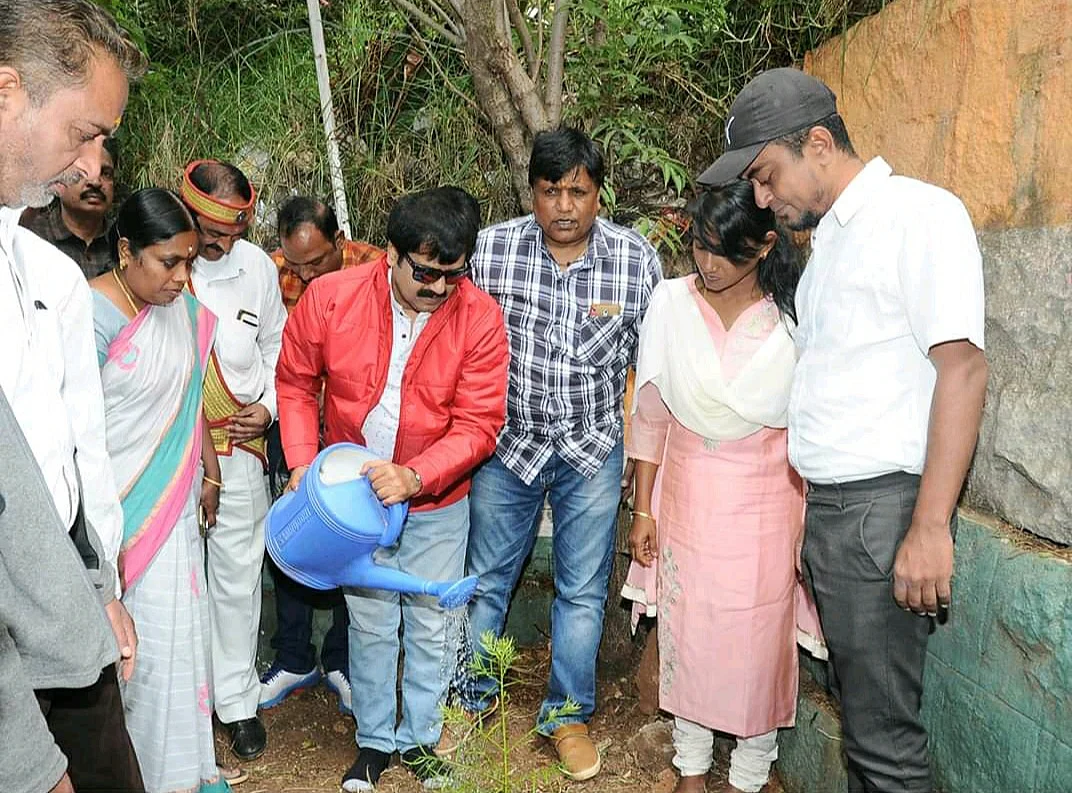 மரங்களை நடவு செய்த நடிகர் விவேக்