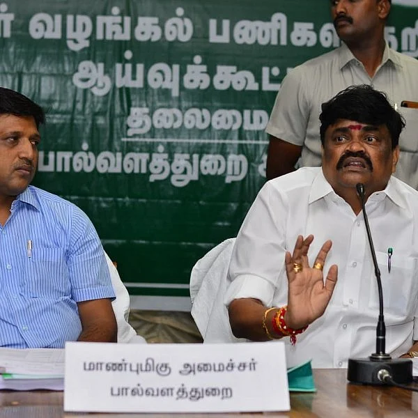 `மக்களின் கோபம் அரசு பக்கம் திரும்ப அதிகாரிகள்தான் காரணம்!'- கூட்டத்தில் சீறிய ராஜேந்திரபாலாஜி