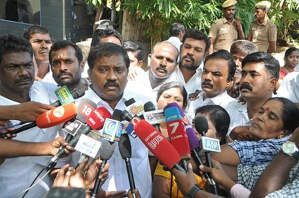 ` மோடியை ஆதரித்துப் பேசினேனா?!' - கராத்தே தியாகராஜன் பேச்சால் தகிக்கும் விஜயதரணி எம்.எல்.ஏ
