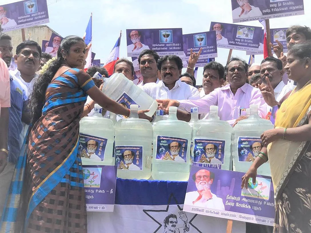 `வெறும் முழக்கங்கள் மட்டும் தண்ணீர்ப் பிரச்னைக்குத் தீர்வாகாது!' - வாணியம்பாடியில் ரஜினி மக்கள் மன்றத்தினர் பேரணி