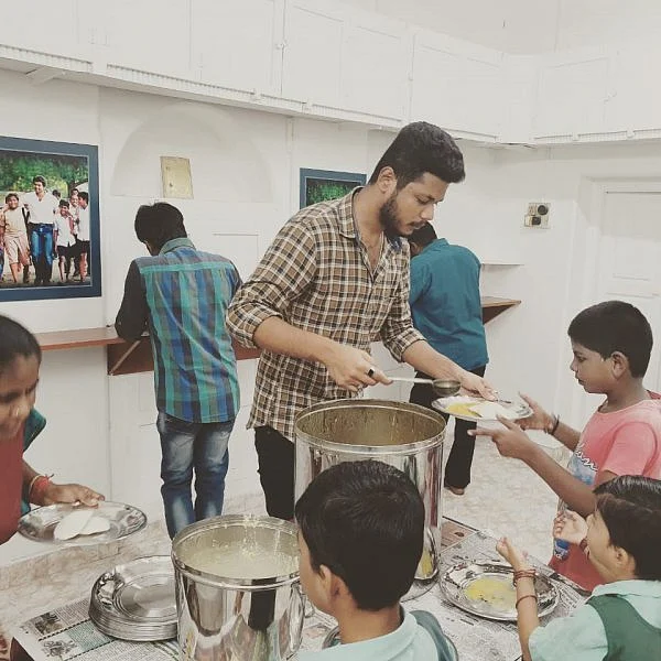 முதியவர்கள், பள்ளி மாணவர்களுக்கு இலவச காலை உணவு! - புதுக்கோட்டையில் அசத்தும் விஜய் மக்கள் இயக்கம்