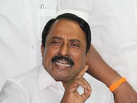 `அனுப்புநர் முகவரியே இல்லாத கம்பெனிக்கு டெண்டர்!' - செங்கோட்டையன் துறையில் ஊழல் விளையாட்டு