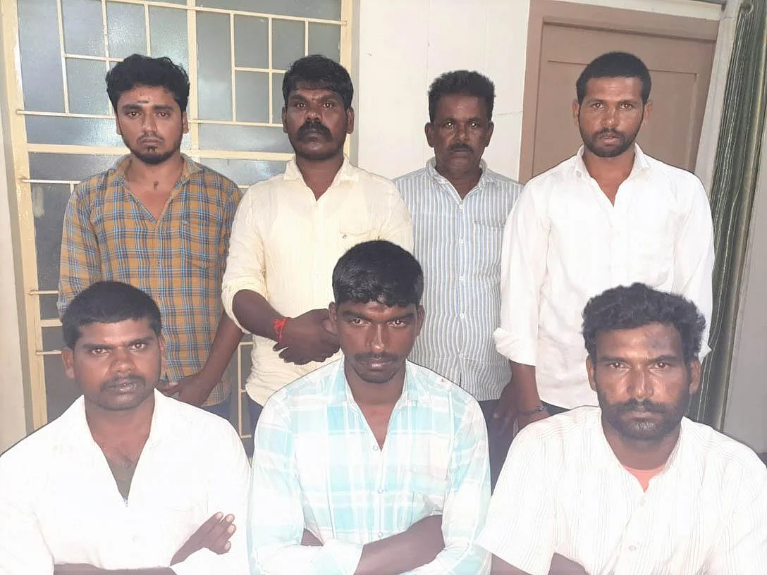 முரணான பதில்; காரில் இருந்த ஆயுதங்கள்! - ஆந்திர எல்லையில் சிக்கிய செம்மரம் வெட்டும் கும்பல்