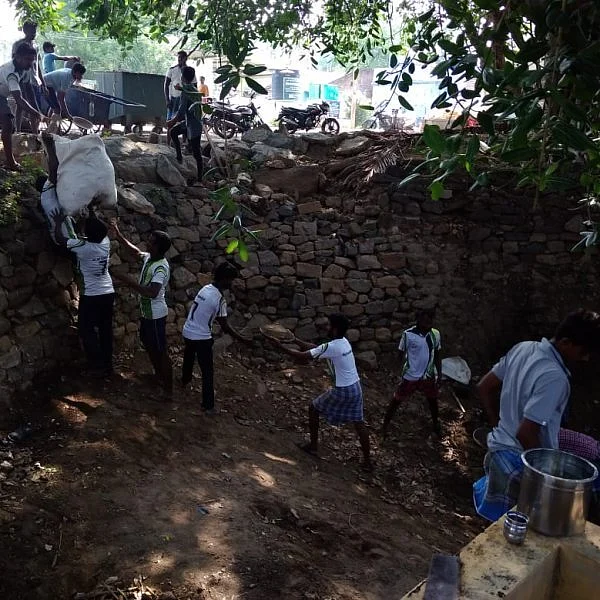 பாழடைந்த கிணற்றைத் தூர்வாரி கிராம மக்களுக்கு நீர் கொடுத்த இளைஞர்கள்! #MyVikatan