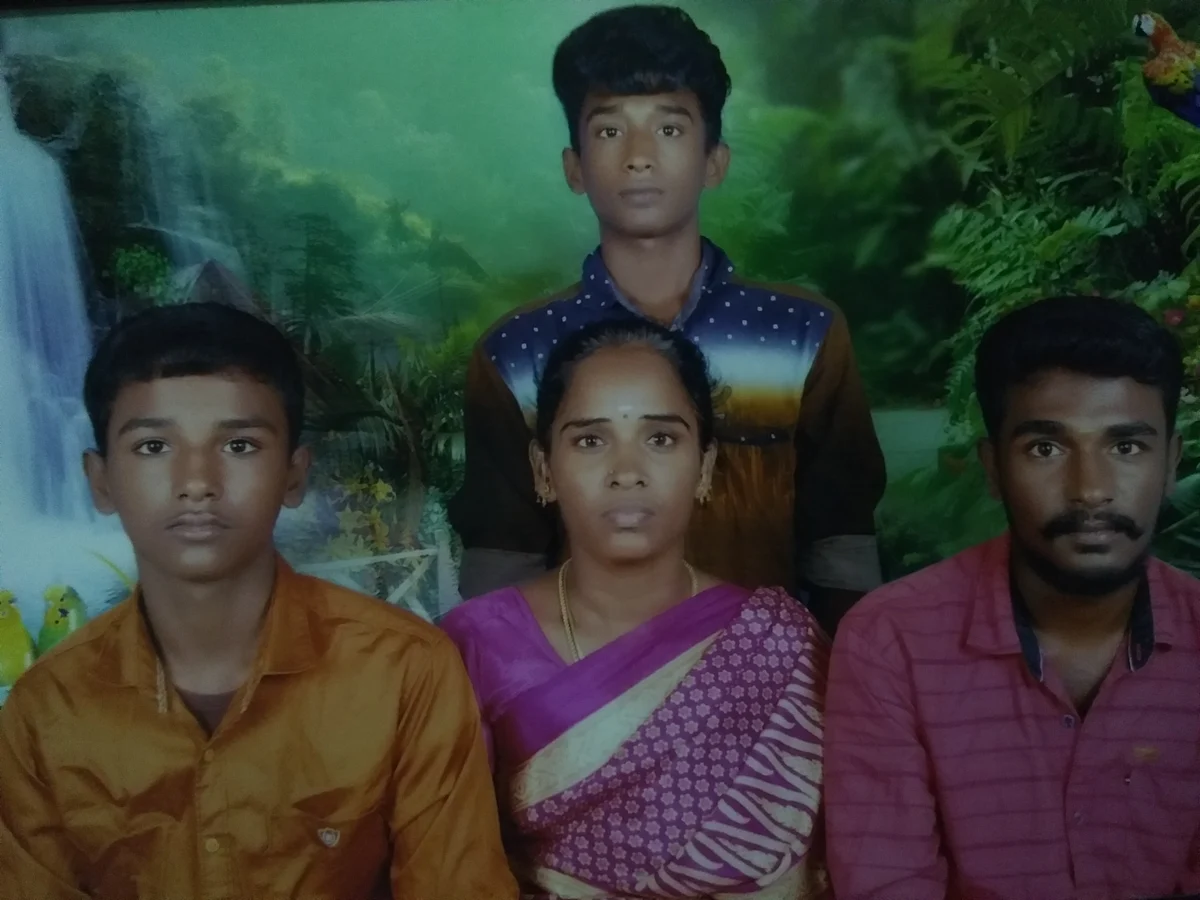 மாரியம்மாள் மகன்களுடன்