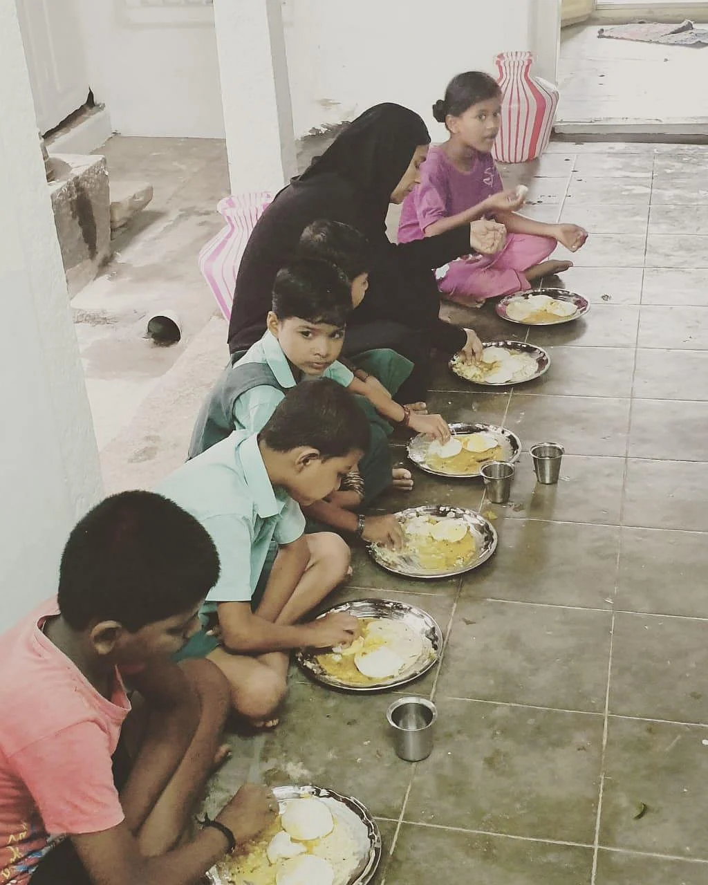 முதியவர்கள், பள்ளி மாணவர்களுக்கு இலவச காலை உணவு! - புதுக்கோட்டையில் அசத்தும் விஜய் மக்கள் இயக்கம்