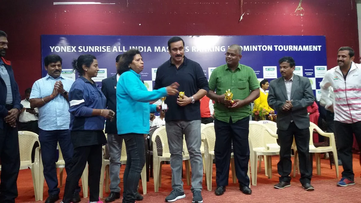 அன்புமணி ராமதாஸ்வெற்றி பெற்றவர்களுக்கு பரிசுகள் வழங்கினார்.