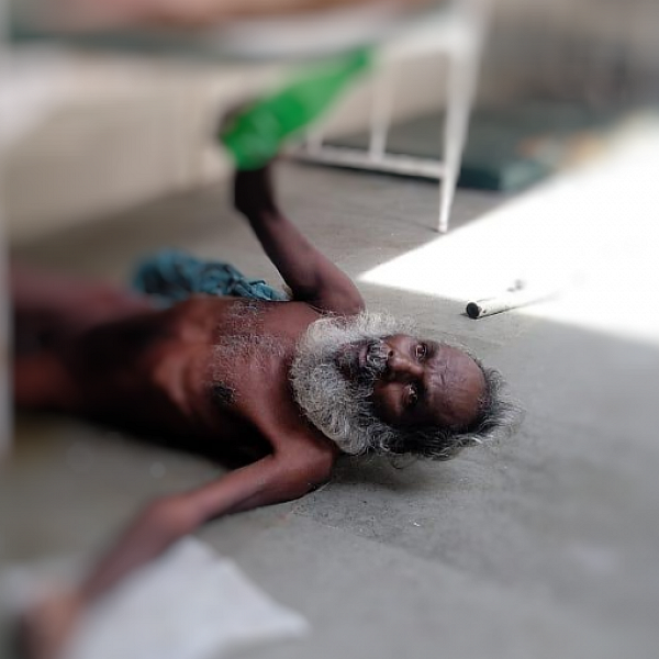 குடிநீர் கேட்டு தவித்த முதியவர் - சேலம் அரசு மருத்துவமனையின் அவல நிலை!