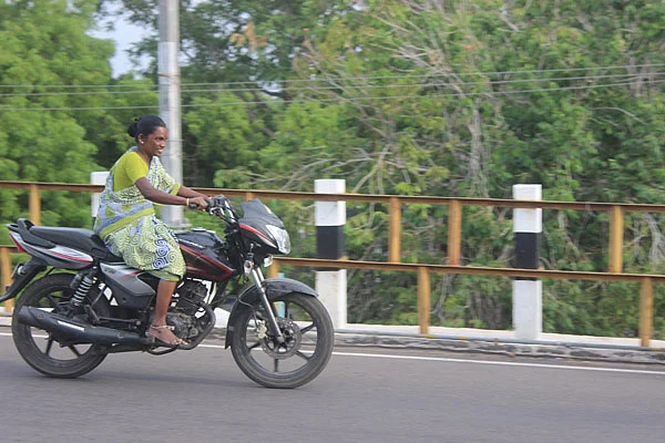 பல்சர் ஓட்டும் சத்தியபாமா.