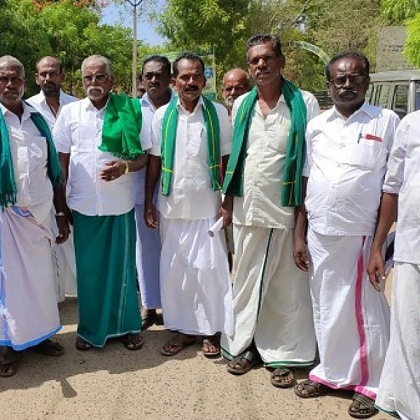`ஐயா.. குளத்தைக் காணோம்!' - அதிகாரிகளை முற்றுகையிட்ட விவசாயிகள்!