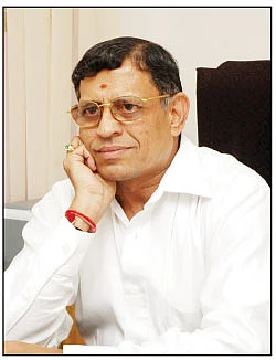 `பொளந்துகட்டும்` குருமூர்த்தி... பொறுத்துப்போகும் அ.தி.மு.க!