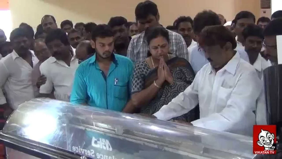 Vijayakanth with Abu at Rowther's demise