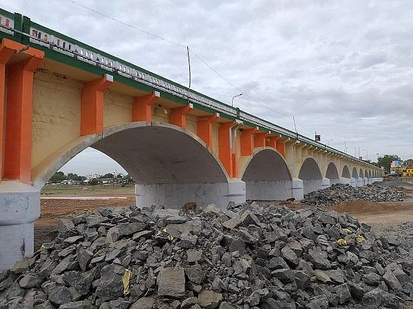 ``ஏவி பாலமா, காவிப் பாலமா?” - சர்ச்சையில் மதுரை மேம்பாலம்