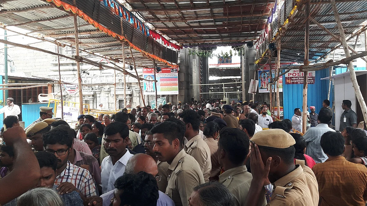 தரிசனம் முடிந்து வெளியேறும் பக்தர்கள்