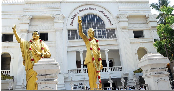 `பொளந்துகட்டும்` குருமூர்த்தி... பொறுத்துப்போகும் அ.தி.மு.க!