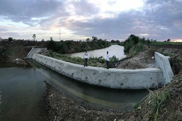 20 கி.மீ தூரம் கால்வாய்; 28 தடுப்பணைகள்... ஹல்காரா கிராமத்தை மாற்றிய தனிஒருவன்!